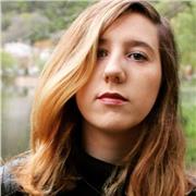 Me defino cómo una persona muy paciente y que es capaz de amoldarse a cualquier tipo de público, soy alguien paciente que no le importa repetir las cosas un montón de veces para que su alumno pueda entenderlo. Para mí es irrelevante dar clases a gente adu